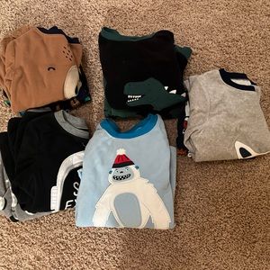 (5) Carter’s 5T matching pajama sets